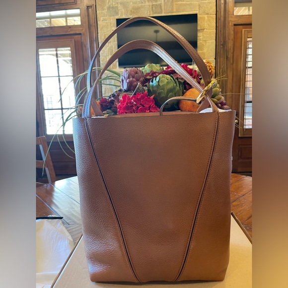 Chloe “Spin” Medium Tote Bag in shiny-grained leather - Picture 2 of 13